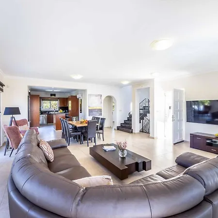 Amelia Bay Villa Peyia